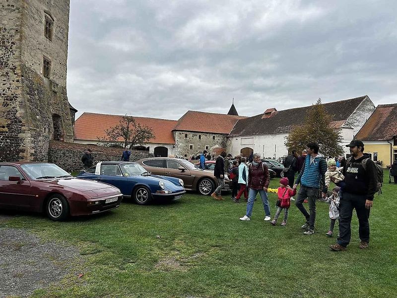 Sraz vozů Porsche ve Švihově na hradě.