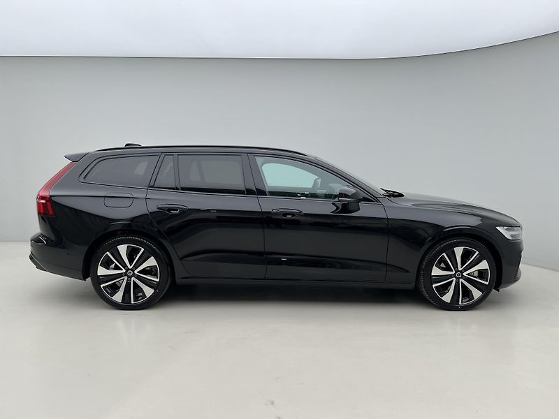 Volvo V60 (2026) B4 PLUS DARK AUT - fotka 12 z 47