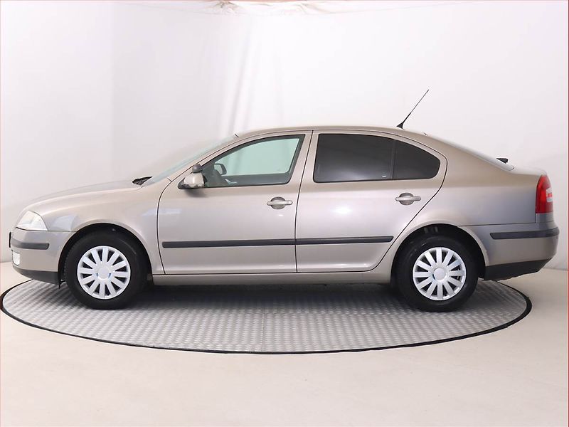 Škoda Octavia (2008) 1.6, Tempomat, Park. senzory - fotka 3 z 14
