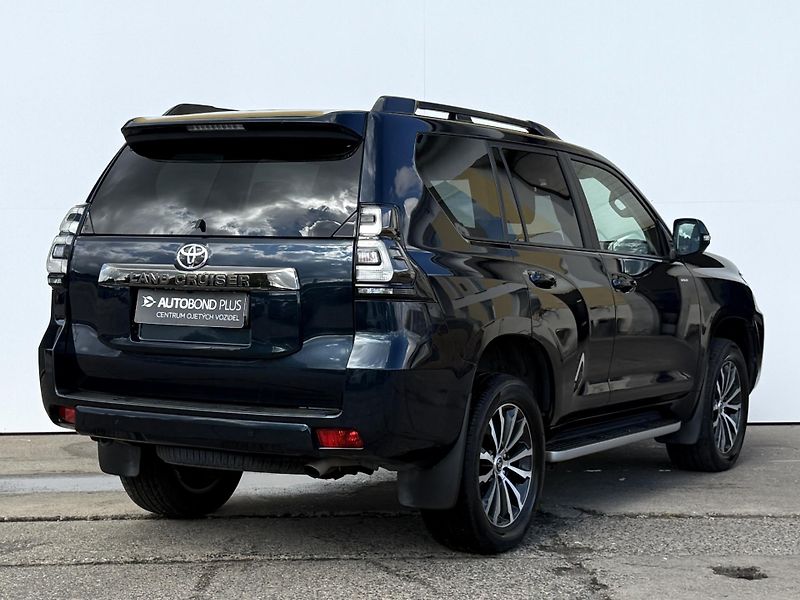 Toyota Land Cruiser 2.8 D-4D AT AWD 150kW Executiv - fotka 2 z 25