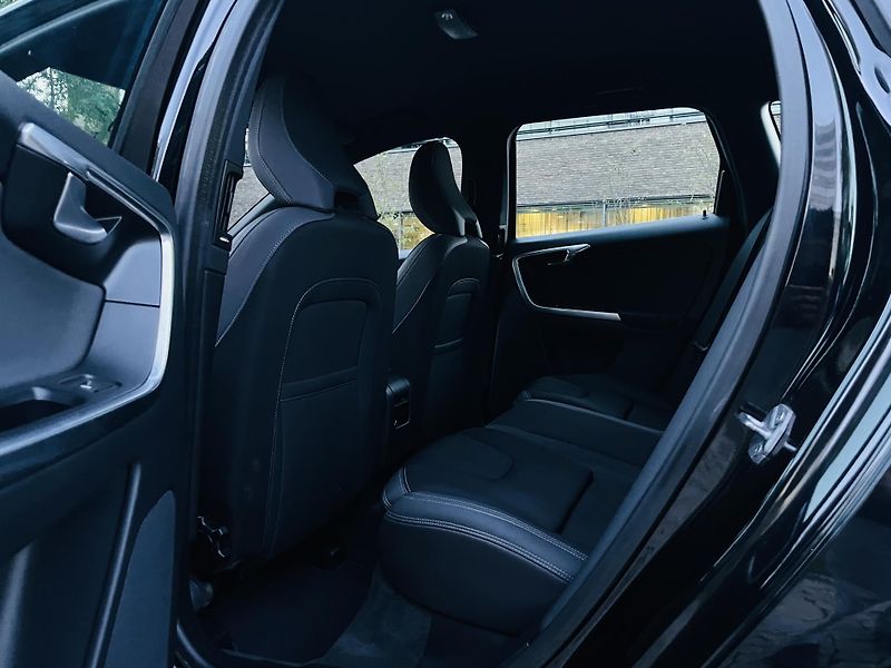 Volvo XC60 2.0D 5VÁLEC AUT TAŽNÉ VÝHŘEV - fotka 31 z 43