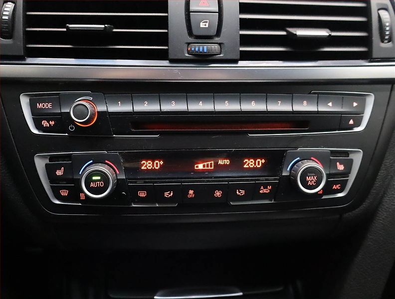 BMW Řada 3 (2015) Sport Line 320d xDrive GT - fotka 16 z 23