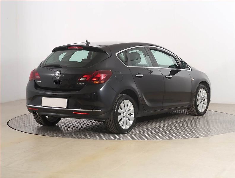 Opel Astra (2012) 1.4 T, Xenony, Tempomat - fotka 5 z 17