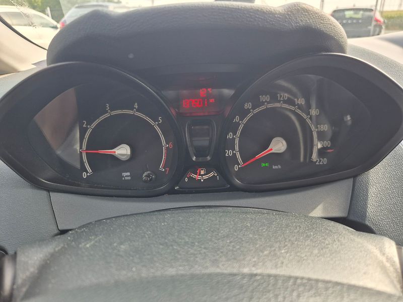 Ford Fiesta 1.2i 44kW, klima - fotka 13 z 22