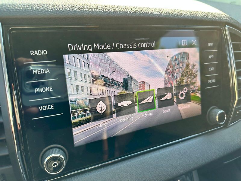 Škoda Karoq (2022) 1.5 TSI 110kW Style Exclusive - fotka 18 z 27