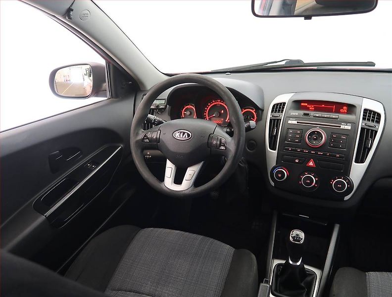 Kia Ceed (2010) 1.6 CRDi, jezdí výborně - fotka 7 z 16