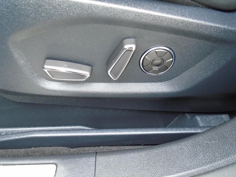 Ford S-MAX 2,0EcxoBlue 140kW 8A Vignale - fotka 20 z 46