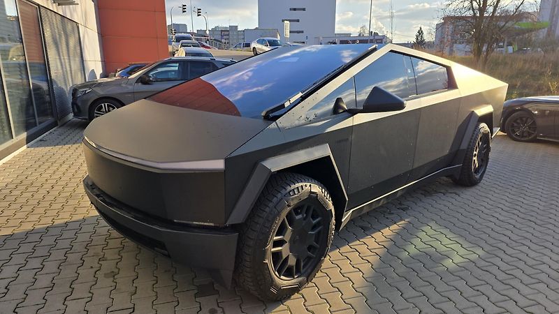 Tesla Cybertruck (2024) BEAST 844PS 3xMOTOR CZ - fotka 8 z 13