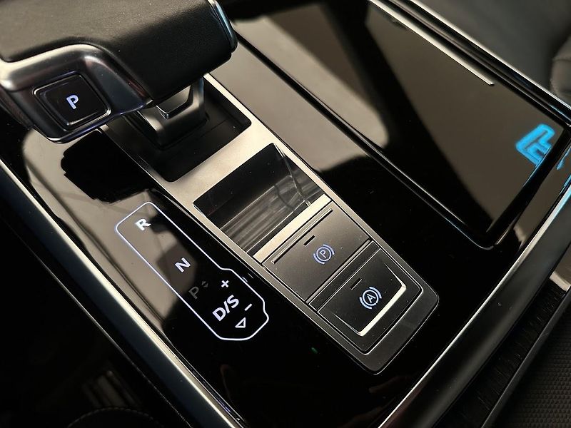 Audi Q8 (2021) S-Line 55 TFSI Quattro 250 kW  - fotka 31 z 33