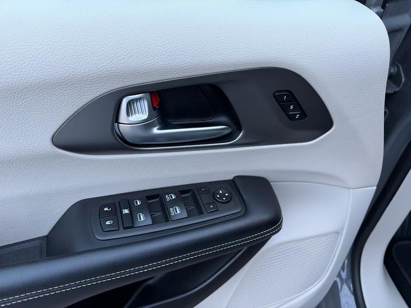 Chrysler Pacifica (2022) +DPH+PENTASTAR+NIGHT EDITION+ - fotka 14 z 18