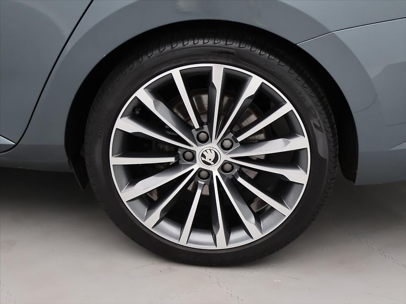 Škoda Superb 2,0 TDI 140kW DSG 4x4 CZ L&K - fotka 31 z 38