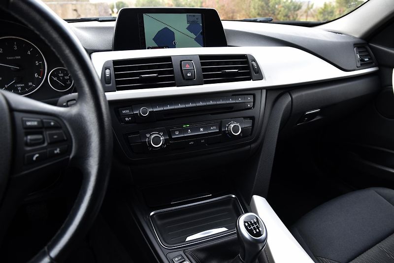 BMW Řada 3 318d (2.0) 6st, NAVI, ALU, PDC - fotka 18 z 51
