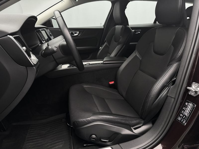 Volvo V60 CC D4 AWD MOMENTUM REZERVACE - fotka 4 z 43