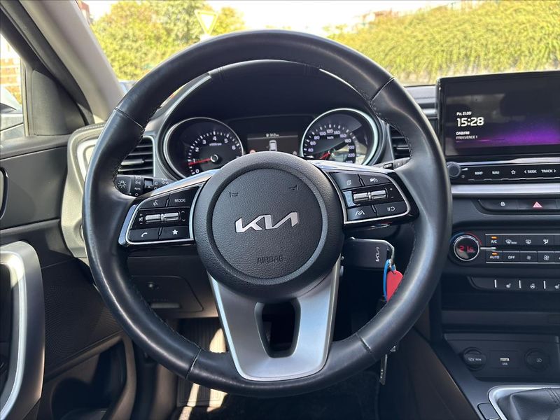 Kia Ceed 1,5 TGDi TOP ZÁRUKA KAMERA - fotka 16 z 40