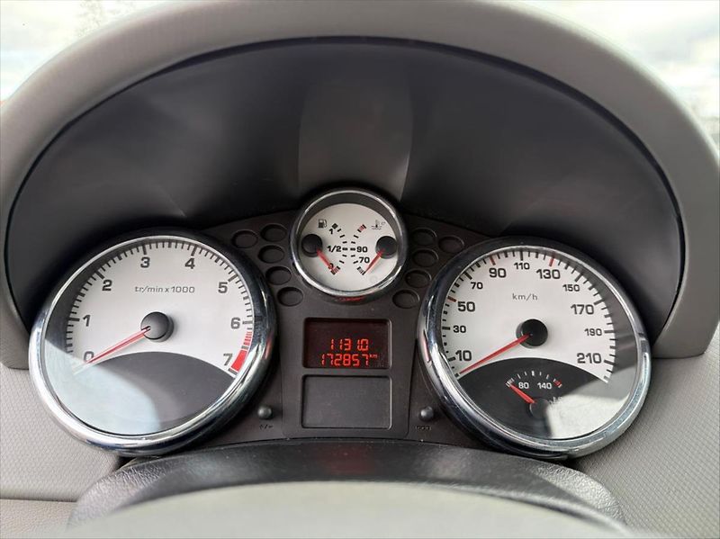 Peugeot 207 1,6 GTi 110 KW - fotka 14 z 19