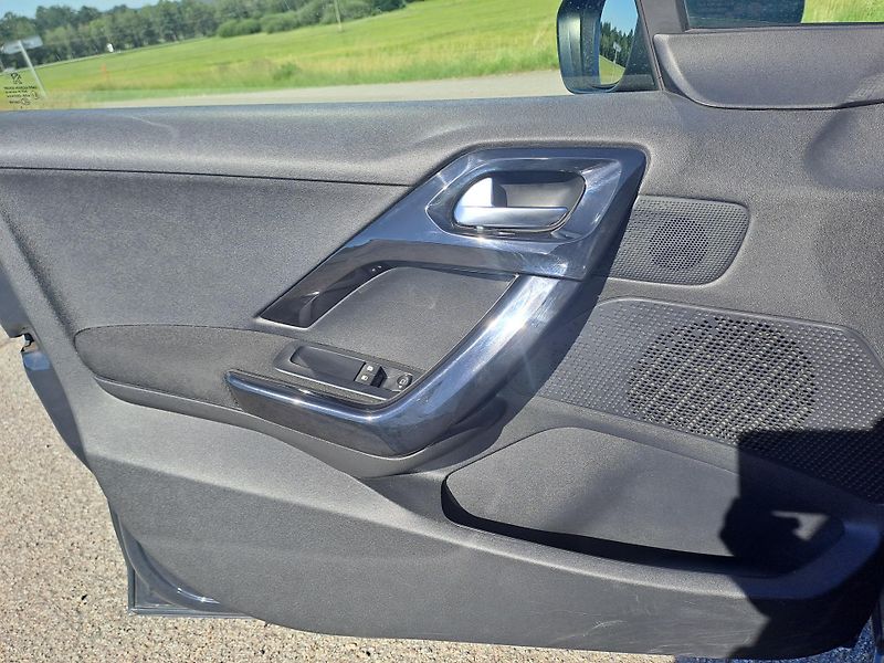 Peugeot 208 (2015) 1.0 PĚKNÝ STAV - fotka 12 z 22