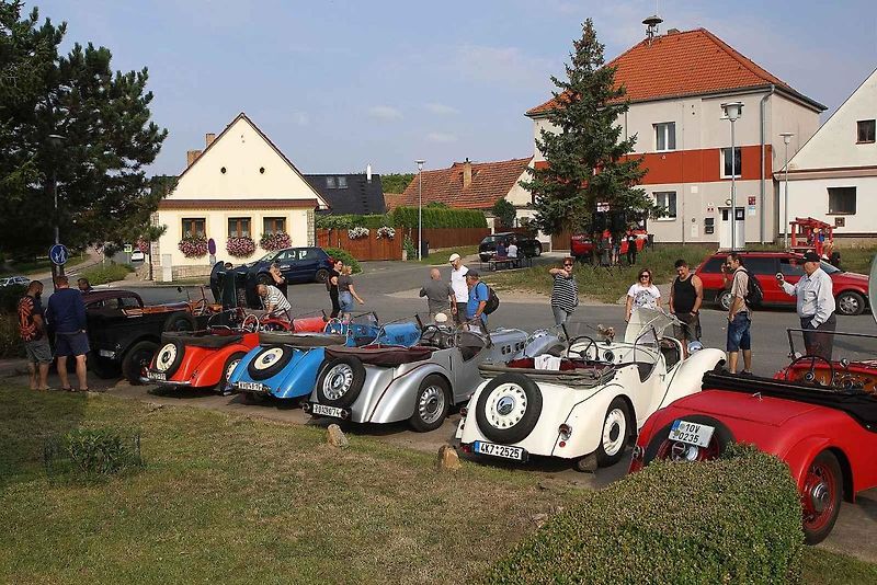 Krása a elegance starých strojů na veteránské vyjížďce plzeňského Veteran Car Clubu v Radobyčicích.