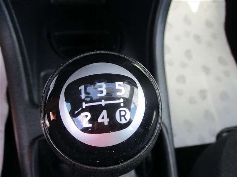 Volkswagen up! 1,0 MPi, klima, serv.kniha, - fotka 21 z 42