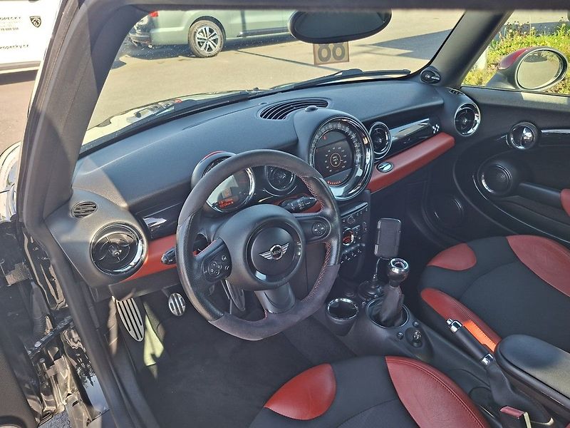 Mini Cooper JOHN WORKS 1,6i 155kW M6 - fotka 13 z 23