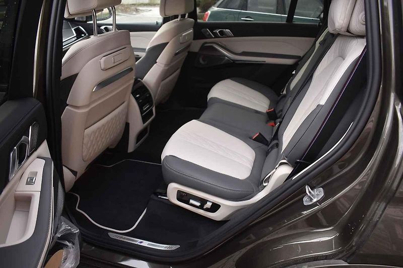 Velké SUV je překvapivě schopné i na zatáčkovitých silnicích