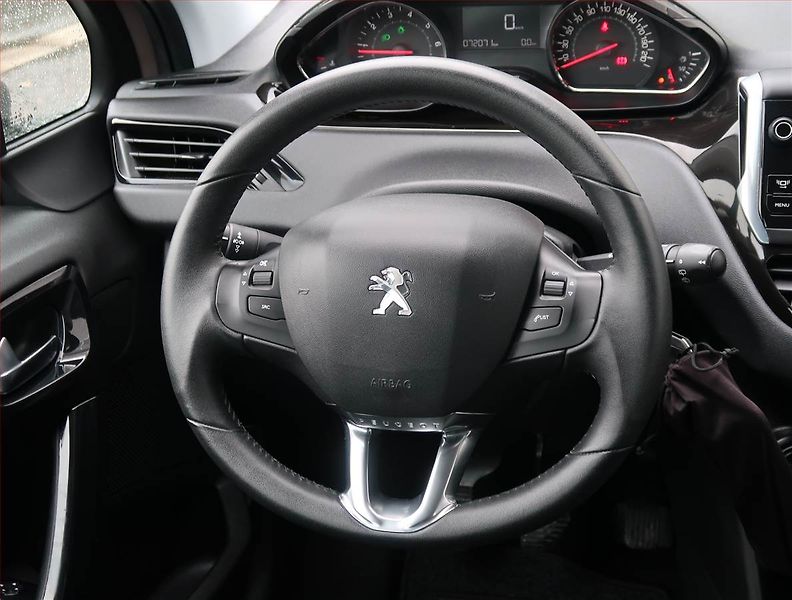 Peugeot 208 (2014) 1.2 PureTech, ČR,1.maj - fotka 15 z 19