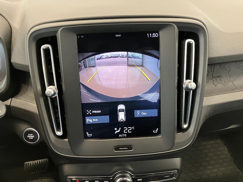 Volvo XC40 T3 FWD Kinetic AT8 - fotka 28 z 36
