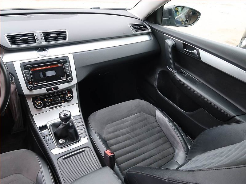 Volkswagen Passat (2011) 2.0 TDI, Xenony, Tempomat - fotka 8 z 19