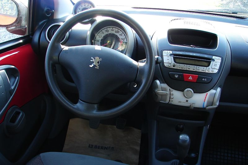 Peugeot 107 1.0i 68PS 5-dv. KLIMA-ZADÁNO! - fotka 13 z 31