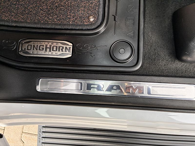 Dodge RAM 1500 LONGHORN 5.7 V8 HEMI eTORQUE  - fotka 33 z 53