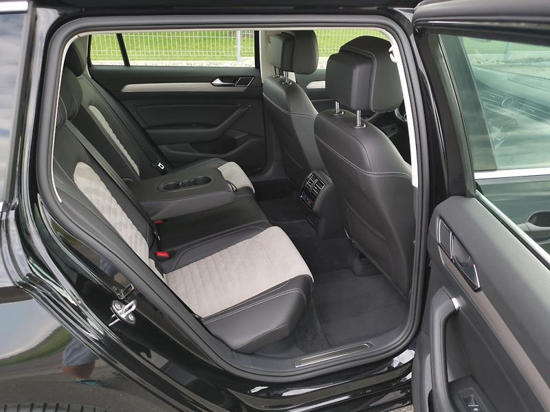 Volkswagen Passat HIGHLINE*110KW*LED*ALCANTARA* - fotka 36 z 85