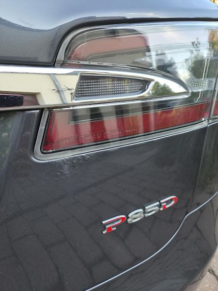 Tesla Model S (2016) P85D - fotka 14 z 16