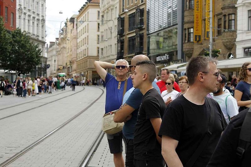 Historická kolona vozidel projela v sobotu odpoledne brněnským náměstím Svobody.
