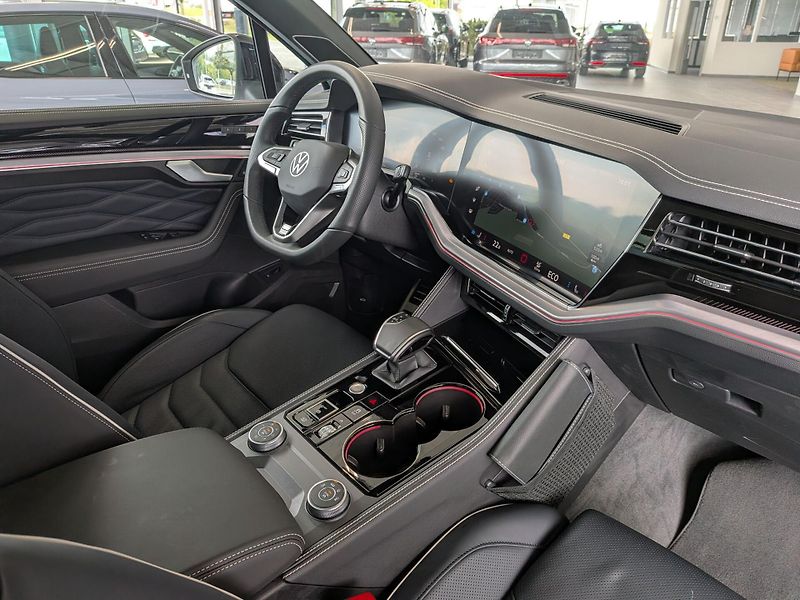 Volkswagen Touareg TDI 210kW R-Line HuD Pano NezT - fotka 17 z 24