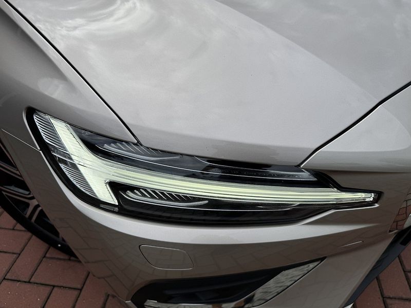 Volvo S60 (2024) 2.0i B4 Core Ad.LED Kamera - fotka 34 z 46