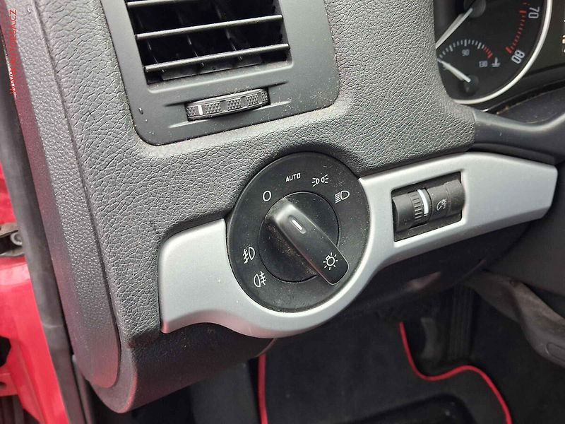 Škoda Octavia (2011) 1.4 TSi, Family, DSG, xenon - fotka 14 z 17