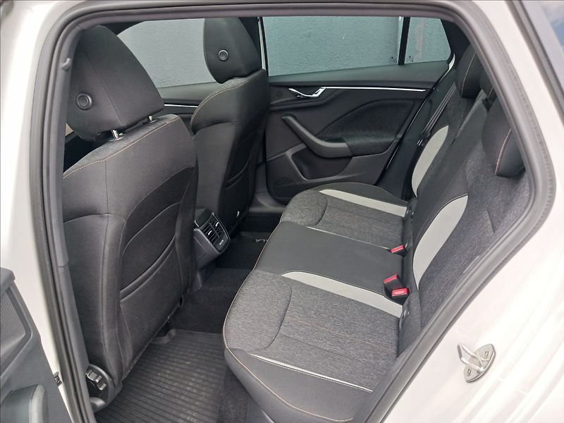 Škoda Scala 1,5 TSI 110kW DSG7, PANORAMA - fotka 19 z 24