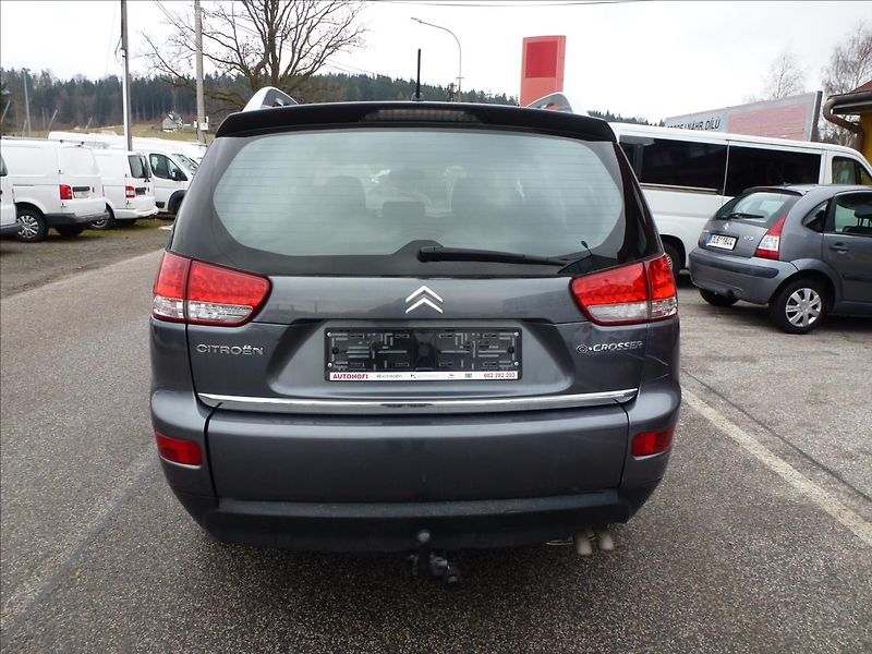 Citroën C-Crosser 2,2 HDi SX 7míst 4x4 - fotka 11 z 53