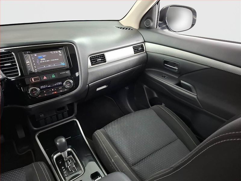 Mitsubishi Outlander (2017) 2.2 DI-D, 4X4, Automat - fotka 8 z 17