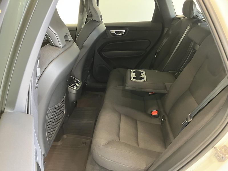 Volvo XC60 B4 FWD Momentum PRO AT8 - fotka 15 z 47