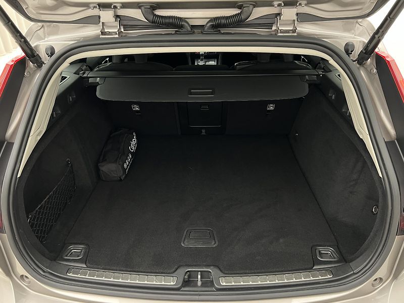 Volvo V60 D3 MOMENTUM PRO AUT - fotka 5 z 41