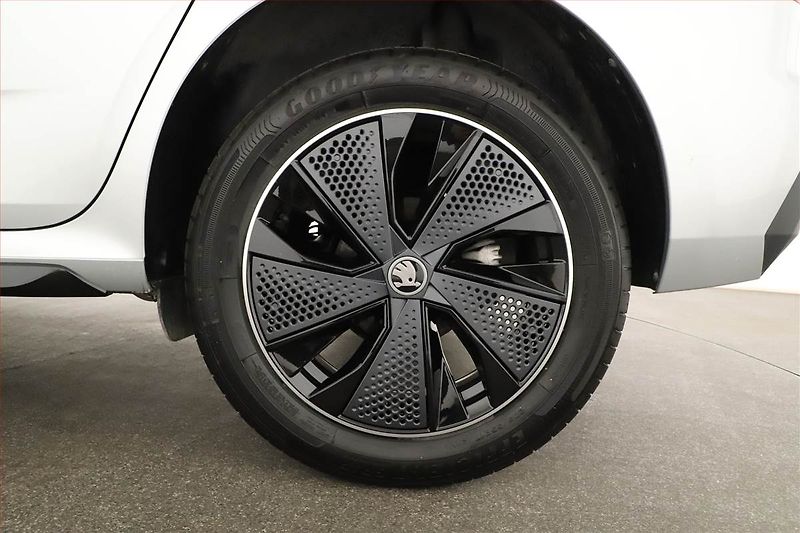 Škoda Kamiq (2025) 1.5 TSI, MONTE CARLO, AUTOMAT - fotka 12 z 21
