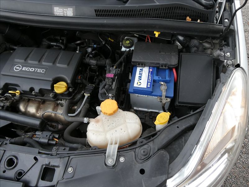 Opel Corsa 1,4 16V 74kW, drobné vady laku - fotka 38 z 42