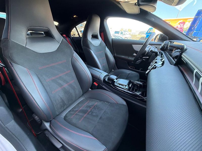 Mercedes-Benz CLA 35 AMG 4MATIC Premium - fotka 28 z 40