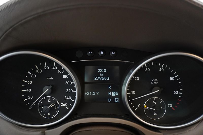 Mercedes-Benz GL (2006) 5,5I V8 4MATIC AUTOMAT 7 MÍST - fotka 22 z 36