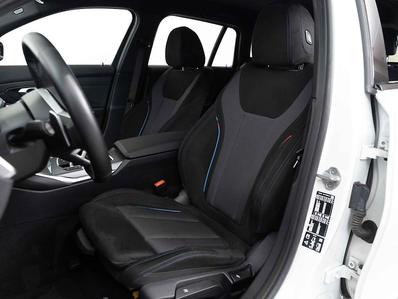 BMW Řada 3 330i xDrive Touring - fotka 18 z 21