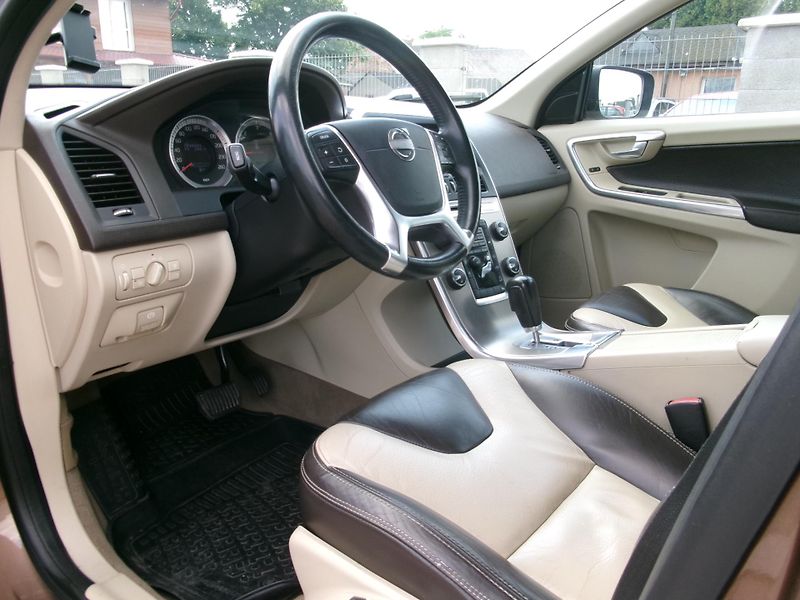 Volvo XC60 (2012) 2,4 D5 SUMMUM 169kW AC NAVI - fotka 31 z 37