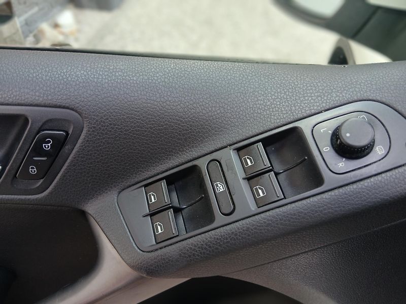 Volkswagen Tiguan 2.0 TSi 4x4 - fotka 9 z 36
