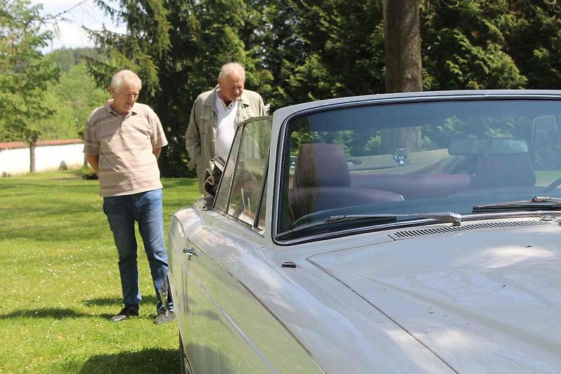 Luxusní vozy se v sobotu 4. května sjely na zámek do Lnář. Převládala auta značky Rolls-Royce.
