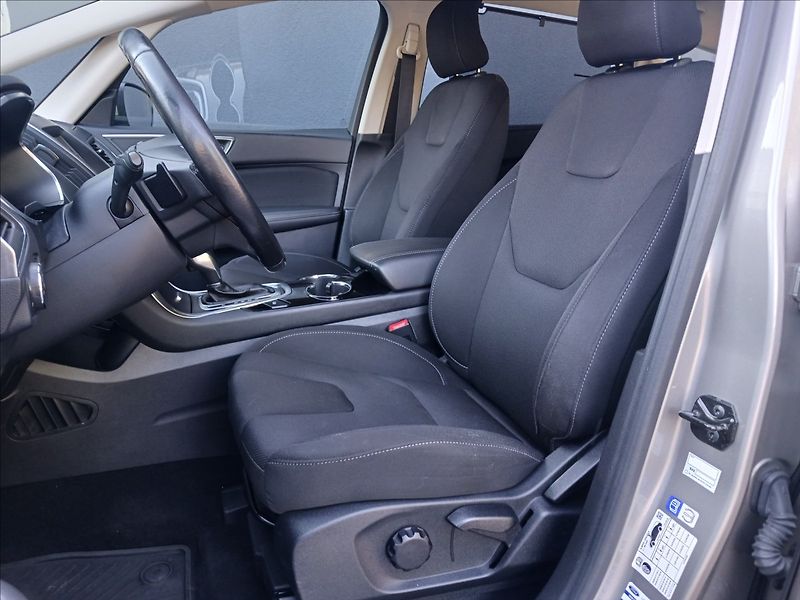 Ford S-MAX 2,0 Titanium 110 kW PowerShift - fotka 12 z 39