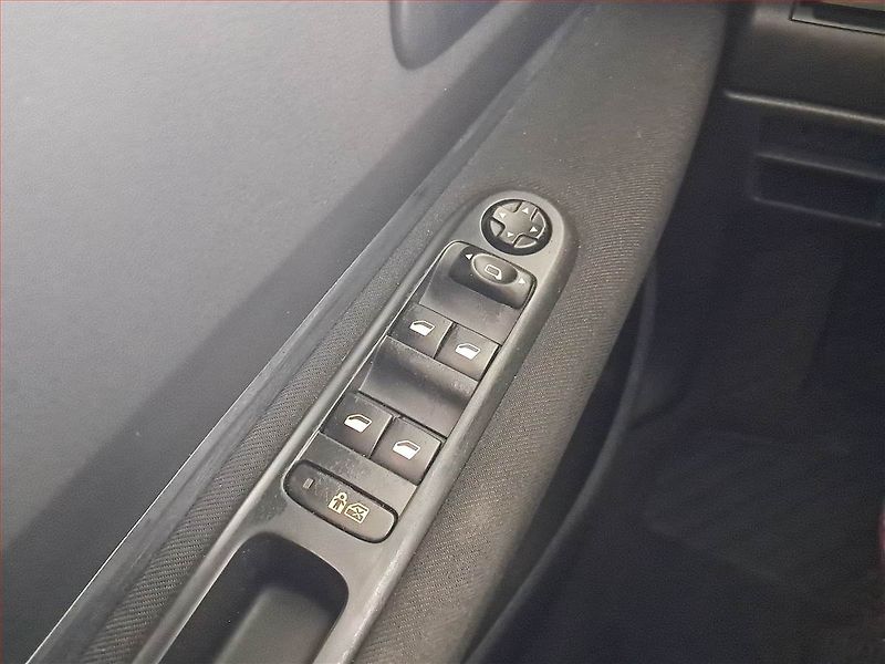Peugeot 5008 (2011) 1.6 HDi, Serv.kniha, po STK - fotka 14 z 14